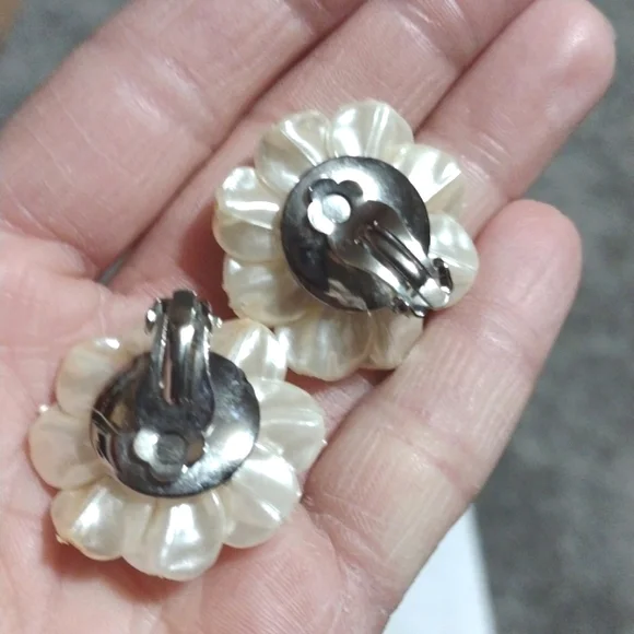 VINTAGE CLUSTERED IVORY SHELL FLORAL SILVER-TONE CLIP-ON DROP 1.2" EARRINGS - Picture 2 of 10